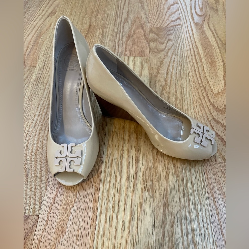 Tory Burch beige / natural wedges - size 8 - Picture 2 of 4
